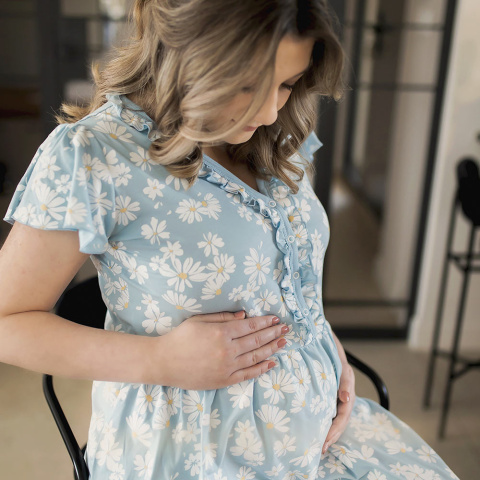 Koszula ciążowa Eevi Linda krótki rękaw margaretki niebieska XXL Koszula ciążowa Eevi Linda krótki rękaw margaretki niebieska XXL